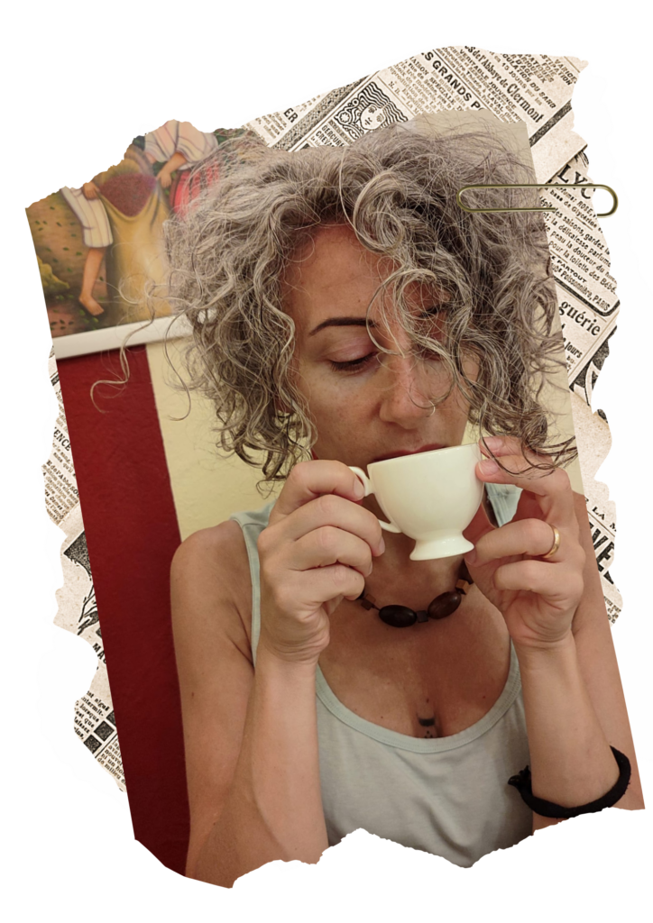 Vanessa Conti, autrice del blog personale di scrittura e riflessioni quotidiane Disordine Perfetto, durante un momento di pausa caffรจ. Momento di pensieri e creativitร .