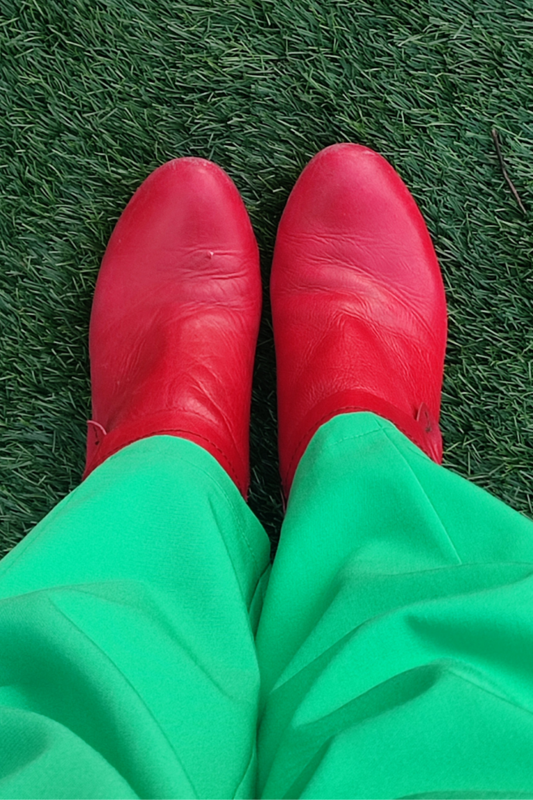 Scarpe rosse e pantaloni verdi: look originale da ufficio