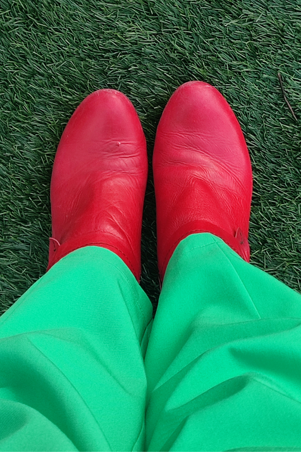 Scarpe rosse e pantaloni verdi: look originale da ufficio